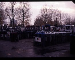 foto0022 Vooraan het terrein stonden de vrachtwagens beladen om de volgende dag uit te rijden. Gezicht naar de poort toe en sleutels op de vrachtautos zelf zodat bij...