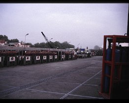 foto0023 Vooraanzicht opslagterrein. raar dat achter Hoekloos een grote papieropslag mocht ontstaan. Hiervoor heeft Hoekloos een extra tussenmuur laten zetten om...