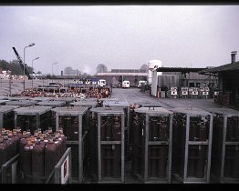 foto0024 Overzicht van het opslagterrein van de gassen waarvoor Hoekloos Eindhoven vul-verantwoordelijk was. Op de voorgrond de d80, acetyleen in dikke flessen,...