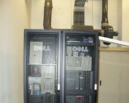 PICT0495 3 netwerken in 1 serverkast: de compaq server is voor lead, daarboven hout, daarlangs AMTL. De 4400 dell servers waren van het peoplesoft netwerk, incluis de...