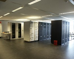 PICT0124 Overzichtsfoto: voor het lab, daarachter links 2x hp unix met novell, daarachter netwerkbeheer