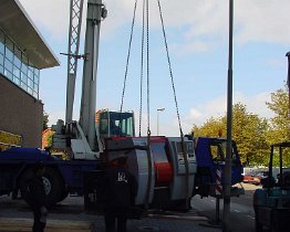 DSC01600 Dit was de eerste keer om te proberen via een hijskraan de machines naar boven te krijgen