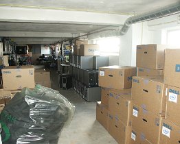 PICT1943 Na succesvolle installatie en testfase in 1 lokaal werd besloten tot verdere uitrol. 300 dell computers kwamen binnen van type t5400 en 745. de t5400 elk met 2...