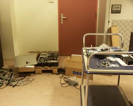 PICT1952 Uitpakken en controleren van de nieuwe servers voor WEI Alle drie Del 2800 servers met sas schijven en 16gb intern geheugen met 2 NIC interfaces op de core1 en...