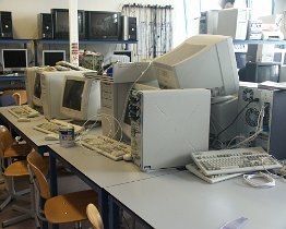 PICT1953 Een typisch test en ontdek lokaal. Hier het Technisch lokaal van Gijs Spoor. Hij gaf lessen in reparatie en afregeling. Zie hier de oude Dell GX110 computers...