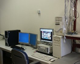 PICT1959 Voorbereiding in de installatie van het WEI netwerk. Met links de Dell T5400 en dubbele monitor. Rechts de paradigit pc die het hout-en bouw netwerk nog regelt