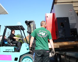 IMG_8662 weer dei zware heftruck, met een zwaardere cnc machine dan de vorige keer