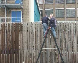 Arnold Brands en Henri Gerrits aan het werk Arnold Brands inspecteert het werk van Henri Gerrits