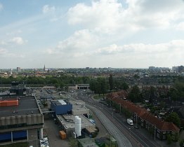 PICT1136 de bosch tak op het philips terrein en je ziet daar de 2 tanks met vloeibaar glas. Ook is duidelijk de portiersloge nog in bedrijf bij de glaspoort.