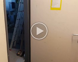 liften in werking Leuk filmpje voor mij gemaakt door een stageloper. Het is de lift motoren kamer van liften 2, 3 en 4. Het is op de 8e verdieping, vandaar dat de liften niet...