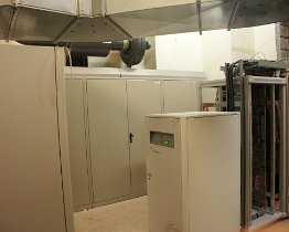 PICT2782 De serverruimte met rechts het ser gedeelte. De kast hiervoor is de no-break links de airco met een ventilatiekoker naar de andere kant zodat de luchtstroom in...