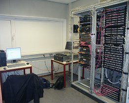 PICT2944 De patchruimte van Fontys is omgetoverd tot MER ruimte, en tijdelijk nu het WEI netwerk hier operationeel is ook SER (server) ruimte. Zie hier de installatie...