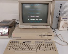 20230204_123439 Dit type commodore 128 heb ik een aantal jaren in het bezit gehad. Opvallend is de interne floppy drive. Met deze commodore had ik in militaire dienst een...