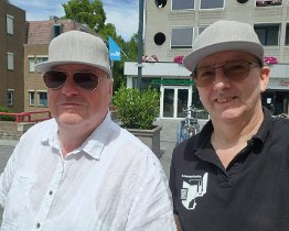 han smits en ben van der Linden op AVM bezoek Laatste moment samen als docenten. Wijchen bij AVM na de lunch . Hier gaan Hans Smits en ik uit elkaar als docent. Hans blijft bij KW1C, ik ga commercieel