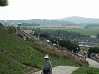 PICT3440  Je kon de langzaam naar beneden glooiende weg pakken of de trappen naar beneden. Vanuit hier een mooi uitzicht over de trappen naar het landschap