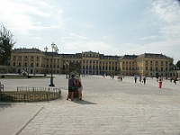 PICT3455  Net binnen de poort van Schönbrunn, kijken waar de gidsen zijn en wat er te zien is. Dit is eigenlijk de achterzijde van het paleis, de voorzijde is dus aan de andere kant met uitzicht op de tuinen, daar komen we nog.