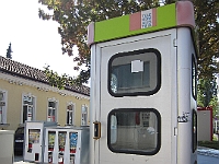 PICT3511 A  busstelle gemeente Baden. Hanneke heeft deze gefotografeerd vanwege de nostalgische snoepautomaten.