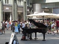 PICT3555 A  Muziek artiest op plein voor de dom